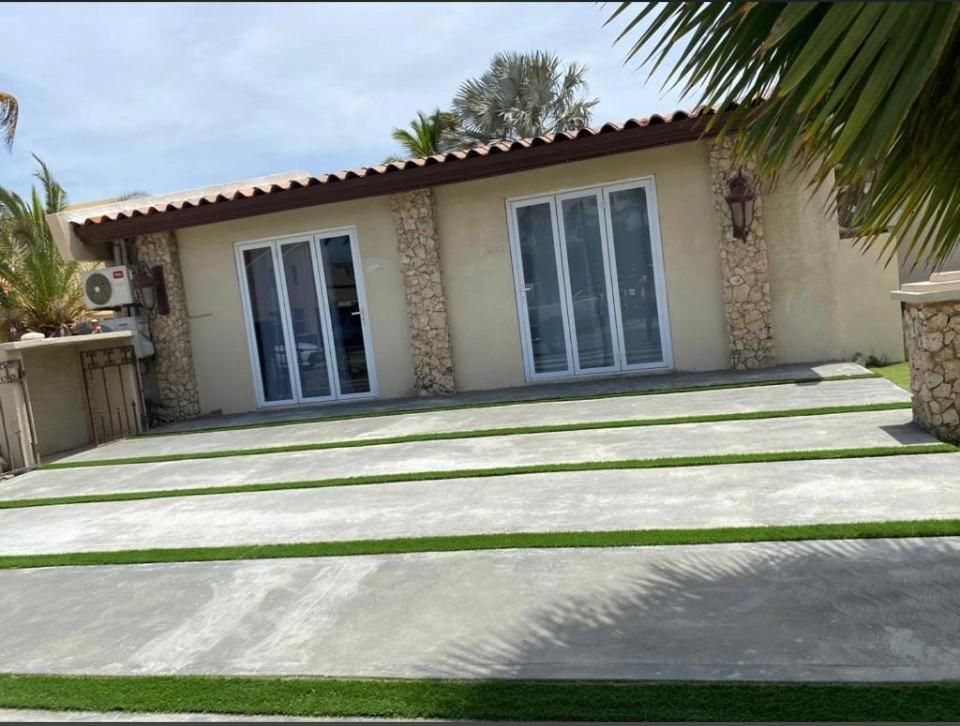 White Sands Apartments, 3 Minutes Walking To The Beach Palm Beach Buitenkant foto